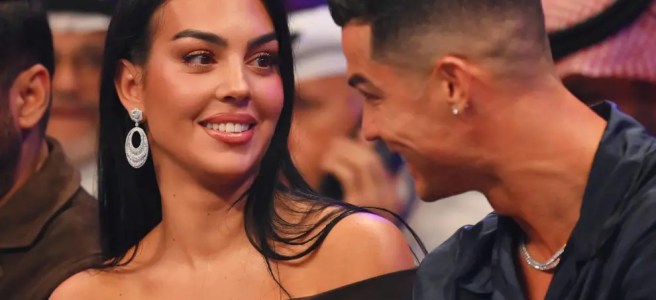 Cristiano Ronaldo y su esposa Georgina Rodríguez mirándose con complicidad